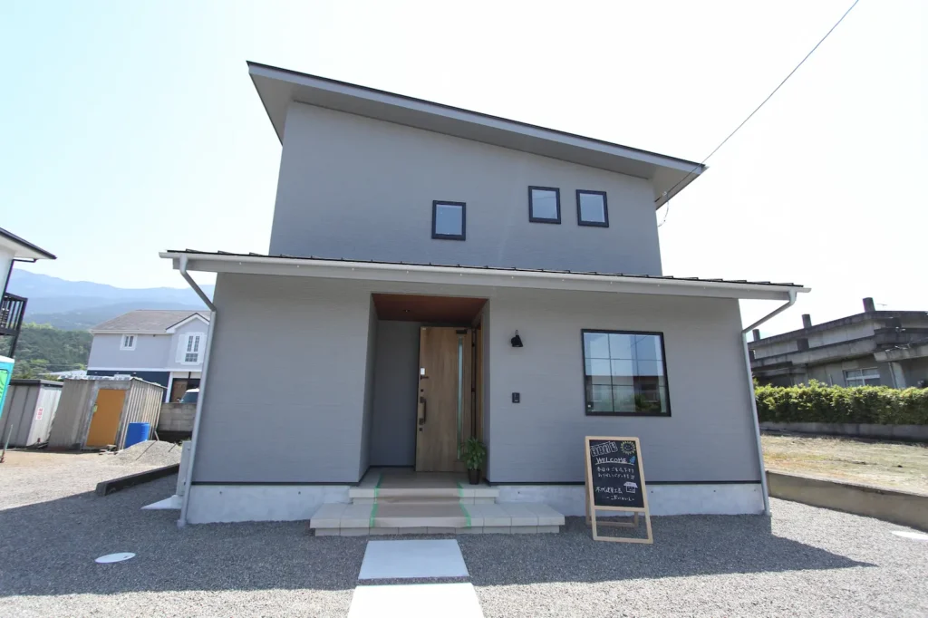 四国中央市豊岡の自然素材を活かした注文住宅の外観（新築施工事例）